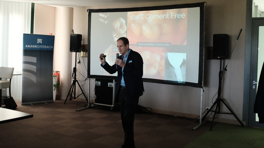 Sandro Venanzoni, Chief Technology Officer bei TRI Dental Implants, erklärt das matrix-System – das erste und einzige Implantat, das für vollständig digitale ein- und mehrgliedrige Restaurationen ohne Verwendung eines Abutments zugelassen wurde. © Jeremy Booth, Dental Tribune International