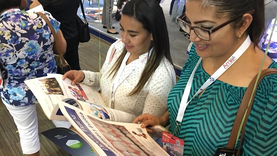 Odontólogos, técnicos dentales, estudiantes y personas de todas las edades recibieron ejemplares de Dental Tribune y de AMIC Today, el periódico de ferias de la editorial. Incluso niños y hasta un osito de peluche, como se aprecia en las fotos, se divirtieron y aprendieron leyendo la publicación más leída en América Latina. (Fotos: Michelle Arias)