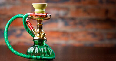 Fumare il narghilè può recare gravi conseguenze alla salute della bocca (e non solo)