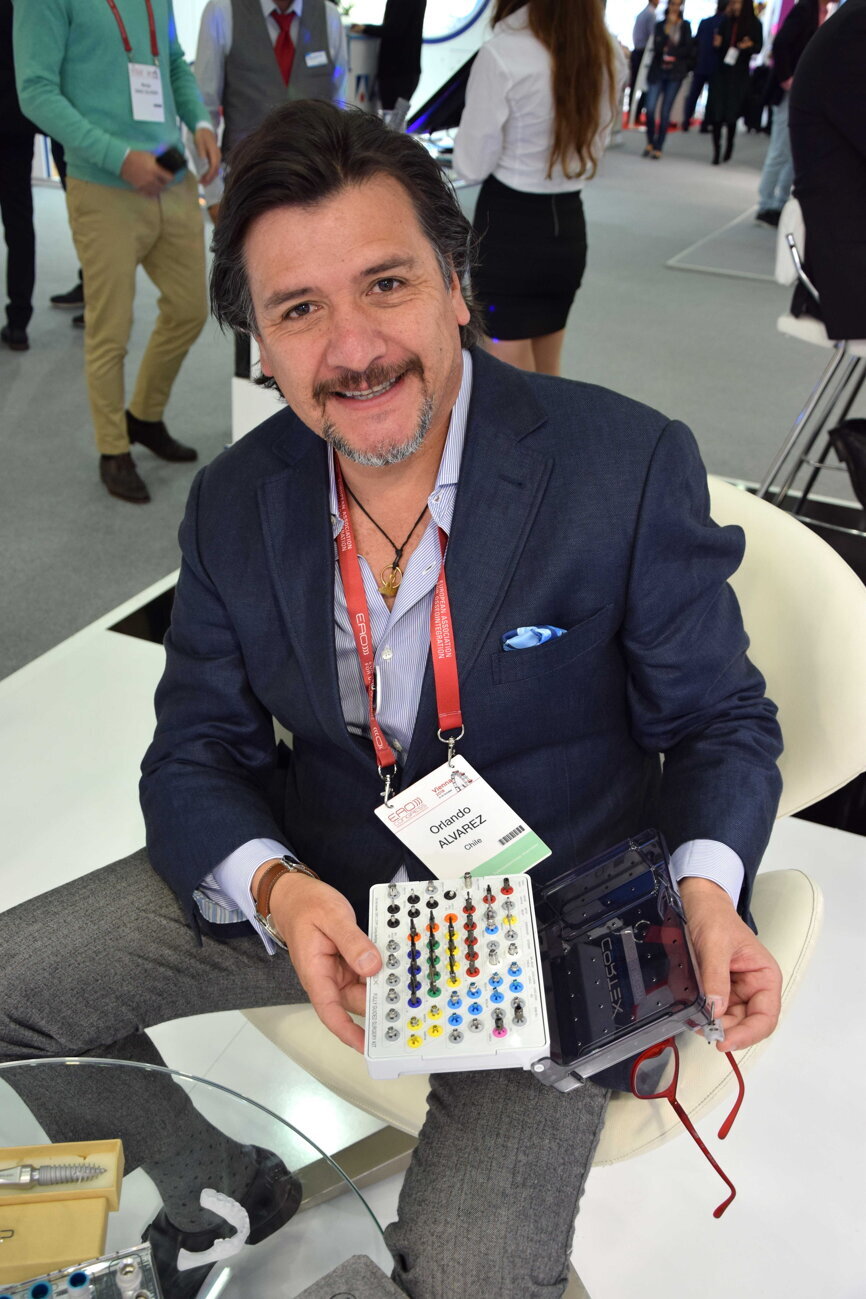 Dr Orlando Alvarez at the Cortex booth explaining the function of the guided surgery kit. (Photograph: Franziska Beier, DTI)