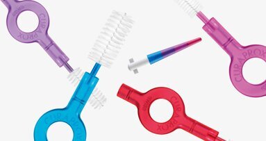 ¿POR QUÉ NO BASTA SIMPLEMENTE CON USAR UN CEPILLO DE DIENTES NORMAL?