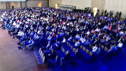 Rund 1000 Teilnehmer informieren sich auf dem Kongress über neue Produkte des Herstellers Dentsply Sirona Implants. © DTI