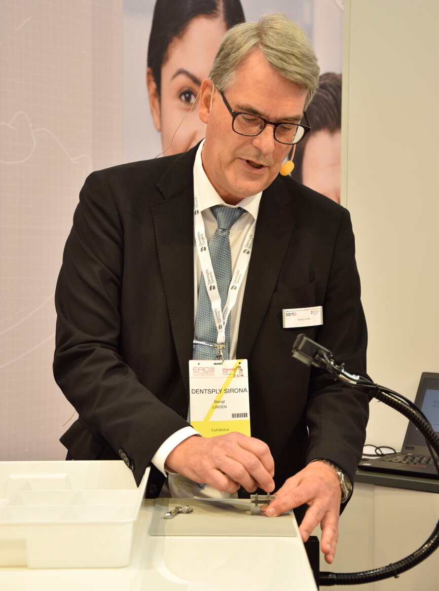 At a live demonstration at the Denstply Sirona booth at EAO Vienna, Senior Clinical Advisor Bengt Linden showcased Acuris – the conometric implant concept by Dentsply Sirona. (Photograph: Franziska Beier, DTI)