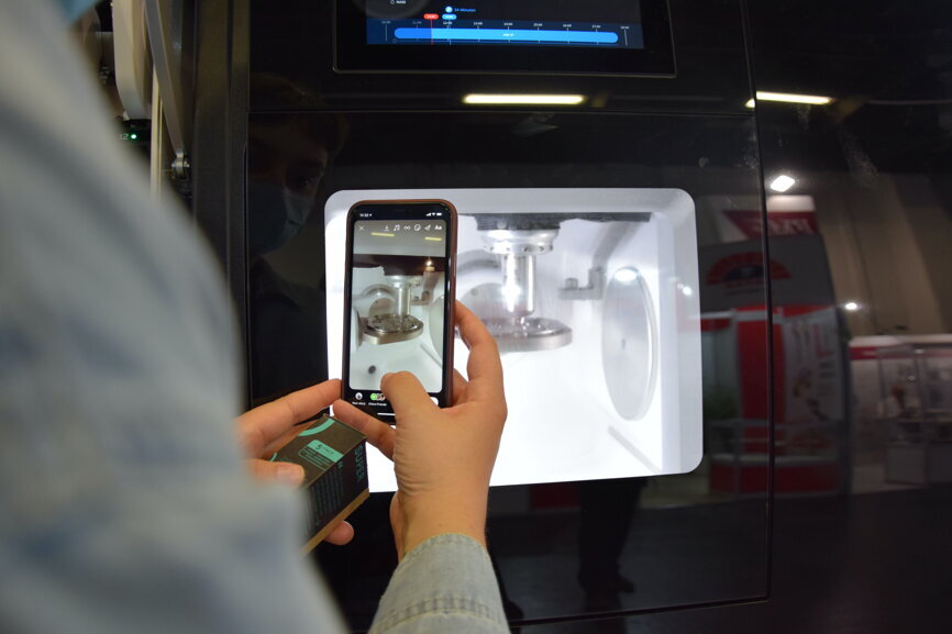 Visitor watching the ceramill matik from Amann Girrbach in action. (Image: Dental Tribune International) 