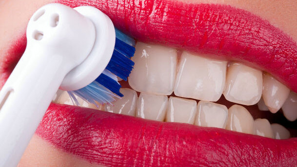 Frauen nutzen häufiger elektrische Zahnbürsten