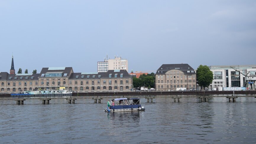 The ARENA BERLIN is located directly at the Spree river. 