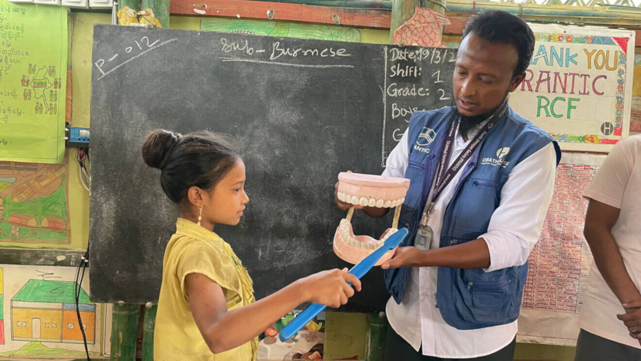 Under the supervision of a teacher, children practice daily handwashing and toothbrushing with fluoridated toothpaste at designated stations in the schools. (Image: Elham Talib Kateeb)