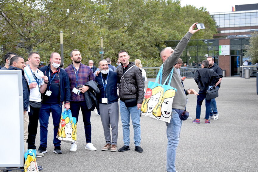 IDS visitors enjoy time to socialize and take memories of their trip to Cologne. (Image: Dental Tribune International) 