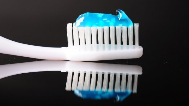 Niedrige Eindringung in den Zahnschmelz