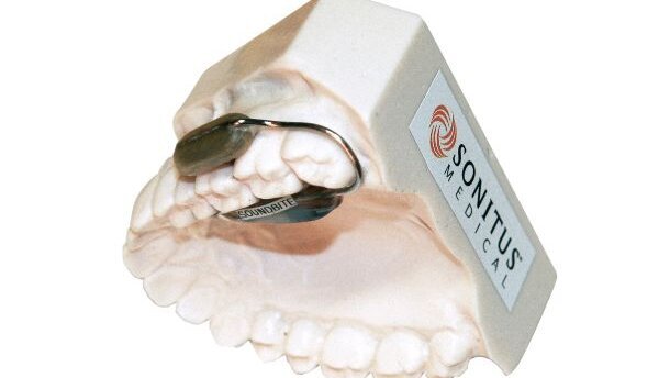 Neues Hörgerät überträgt Geräusche über die Zähne