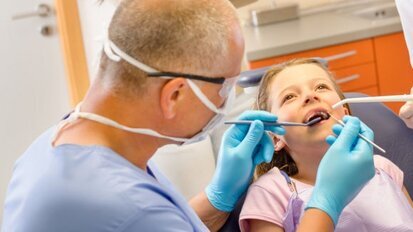 Rukavice přispívají ke kontaktním alergiím: narůstající problém ve stomatologii