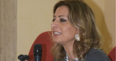 Dentista e paziente dinanzi alla pubblicità e alle fake news