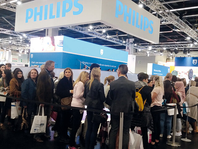 Fronty na zubní kartáčky zdarma byly stejné v Kolíně jako v Praze