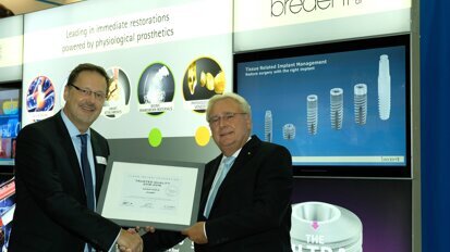 Dr Dirk Duddeck hands over the CleanImplant Award to Peter Brehm, CEO of the Bredent group. (Photograph: Timo Krause, OEMUS MEDIA)