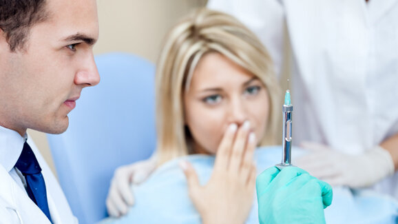 Frauen fühlen sich von Zahnarztbesuch häufiger angewidert