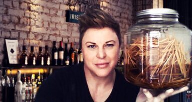 Барманка произвежда алкохолни клечки за зъби