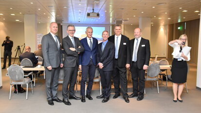 v.l.n.r.: Björn Delin, Dominique Legros (Senior Vice President, Technologies and Equipment Segment), Marco Degidi, Don Casey (CEO Dentsply Sirona), Dr. Karsten Wagner (Global Director Platform Implant Systems Ankylos/Xive) und Johan Falk. © Georg Isbaner, Oemus Media AG