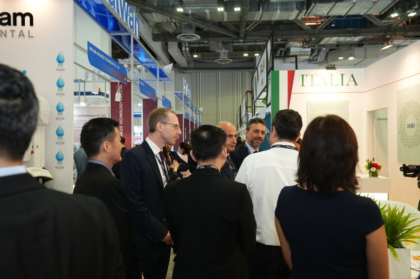 Between courses, lectures, events and the exhibition hall, opportunities for networking and investing in a more modern practice abound at IDEM 2024. (Image: Koelnmesse)