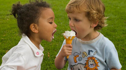 I bambini sono esposti ai batteri cariogeni dentro e fuori le famiglie