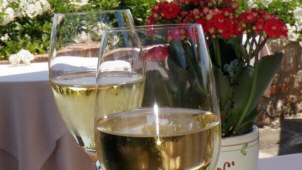 Vinul alb ne strică dinţii