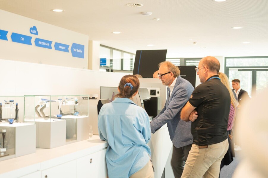 In workshops and live sessions, guests were able to experience the practical application of products from brands such as Artex, Ceramill and Zolid.