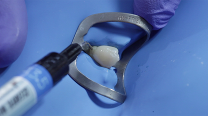 Create natural gloss instantly with CLEARFIL MAJESTY ES Flow