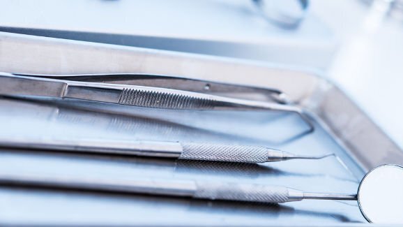 Garota sofre dano cerebral após procedimento dentário