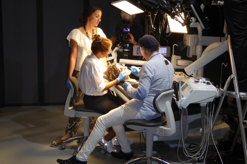 El elegante técnico dental Nasser Shademan realizó una restauración en vivo durante el evento, en el sector anterior que afirmó se puede realizar en solo 20 minutos.