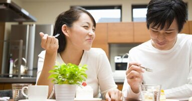 נשים לועסות בשונה מגברים