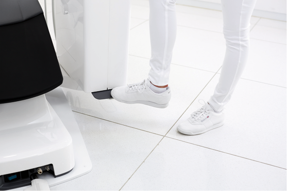 A pedal on the water unit sets the conversion in motion, positioning the patient chair correctly and rotating the water unit around the chair. (Photograph: Dentsply Sirona)