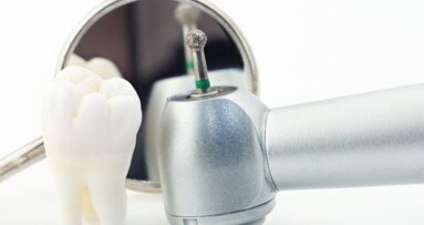 Assistente doet zich voor als tandarts