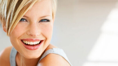 Al primo impatto è il sorriso che colpisce di più