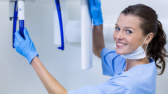 Gute Rahmenbedingungen für Azubis in Berliner Zahnarztpraxen