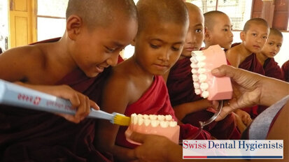 Wenn ein Koffer Zahnbürsten zur zahnmedizinischen Klinik wird Wenn ein Koffer Zahnbürsten zur zahnmedizinischen Klinik wird
