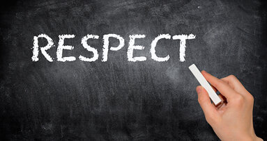 “Achtung gay”: levata di scudi in favore del dentista indicato come omosessuale con un cartello affisso sulla porta dello studio