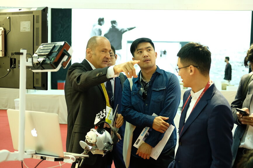 Luca Casalena from ClaroNav presents the NaviDent and the new Trace and Place device. (Photograph Timo Krause, OEMUS MEDIA)