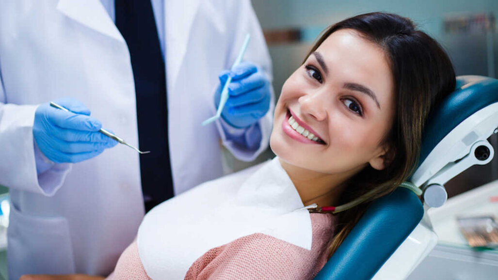 De acordo com pesquisa americanos acham que vale a pena salvar os dentes naturais