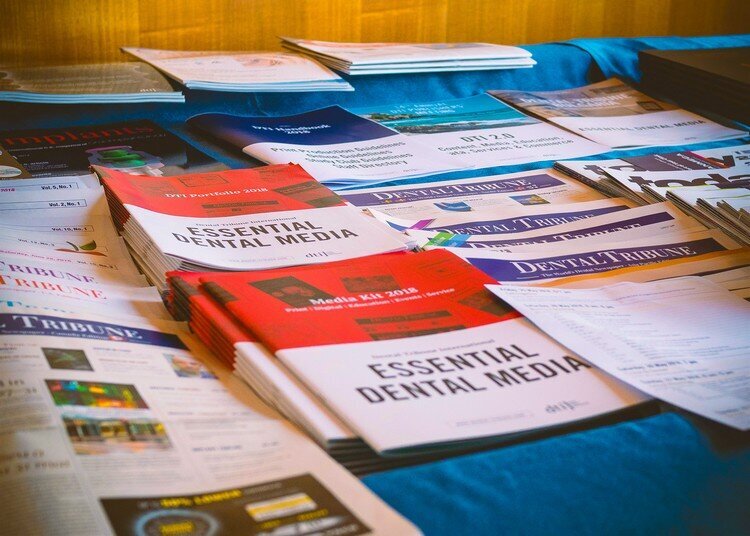 Portfolio tištěných publikací DTI sestává z novin a časopisů v 25 jazycích. (Fotografie: Tom Carvalho, DTI)