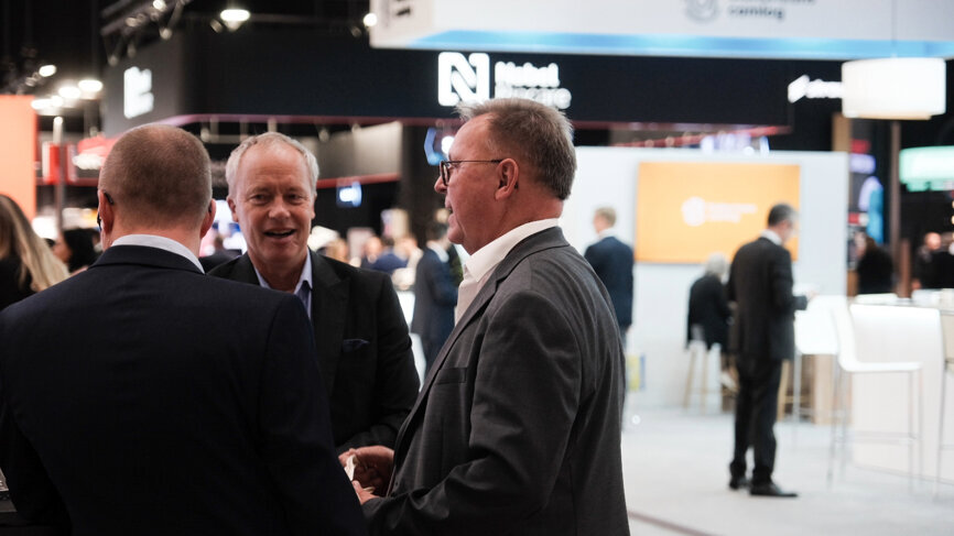 Industry leaders make the most of the networking opportunities on offer at the congress.