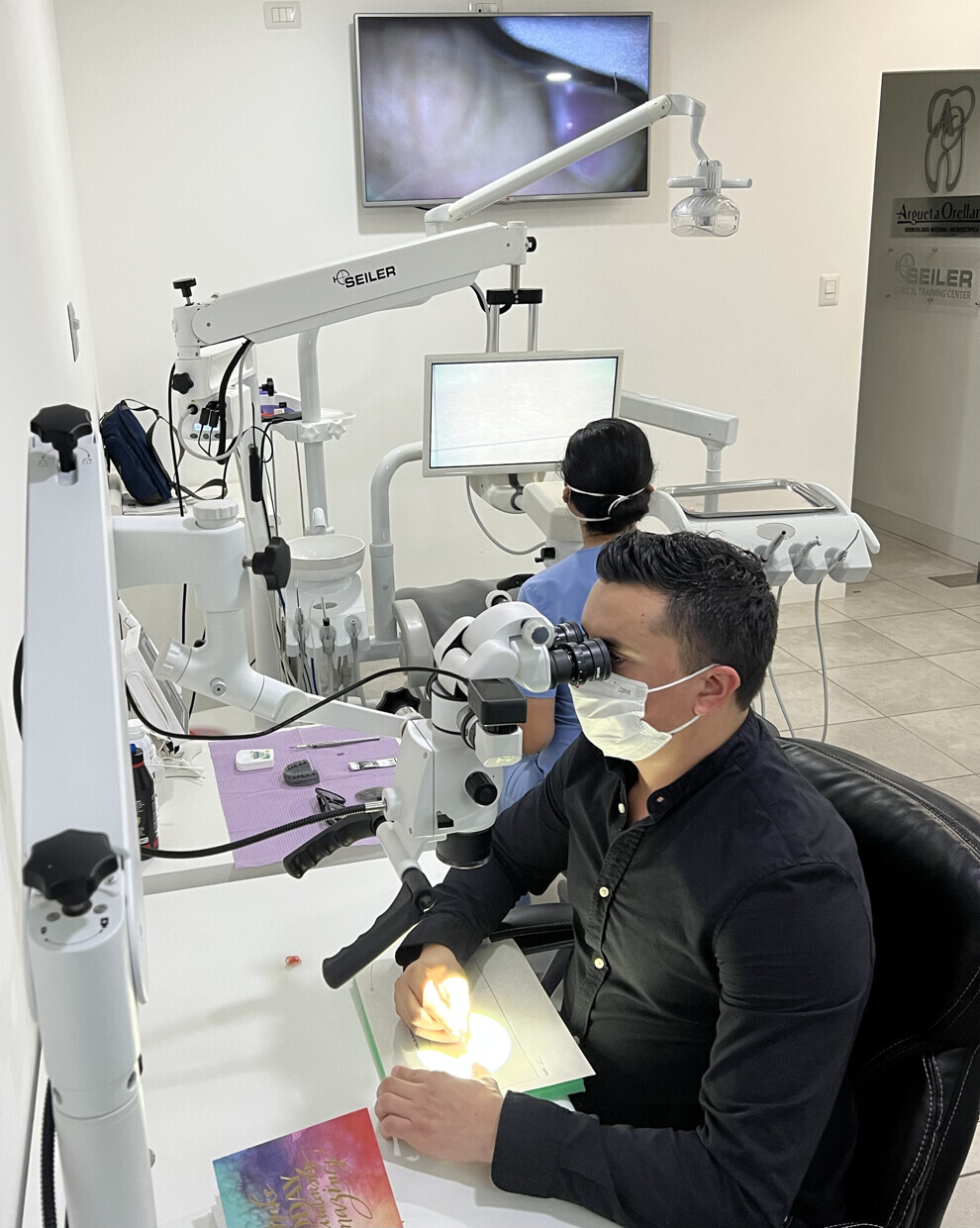 Fig. 4 - I partecipanti allo studio mentre lavorano effettuano i test di capacità fino-motorie.