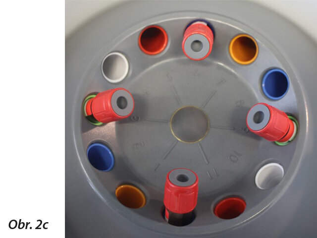 Ukázka vyvážení odstředivky při umístění dvou, tří, čtyř a šesti zkumavek. Odstřeďování pěti, sedmi, devíti nebo jedenácti zkumavek není možné. Za tímto účelem se musí použít další zkumavky naplněné vodou.