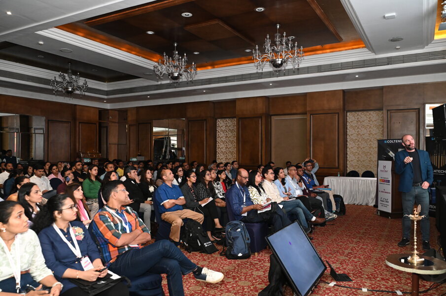 Lecture on the latest composite restorative techniques by Dr. Jordi Manauta (Image: BuzzDent)
