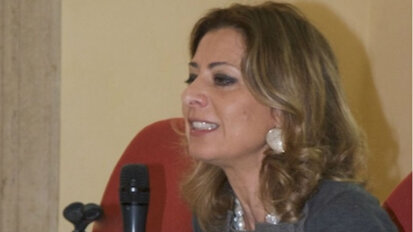 Dentista e paziente dinanzi alla pubblicità e alle fake news