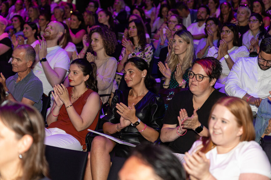 Das Auditorium der BMW-Welt war komplett ausgebucht. Davon kamen 60 Prozent aus (noch) nicht GBT-zertifizierten Praxen, um mehr über das GBT-Konzept zu erfahren.