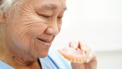 情感过山车：研究探讨牙齿脱落和活动义齿的使用