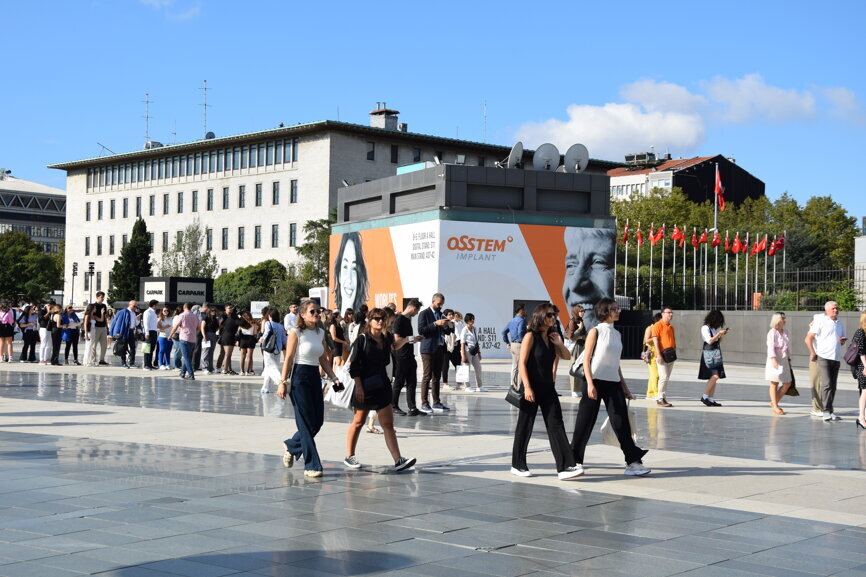 Participants arrive at the 2024 FDI World Dental Congress. (All images: DTI)