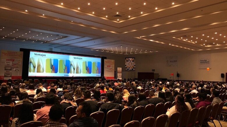 Uno de los múltiples salones de conferencias simultáneas del congreso UNAM.