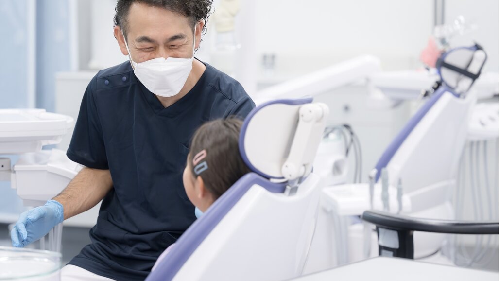 Management of maxillary transverse deficiency in children using a newly designed arch conformer