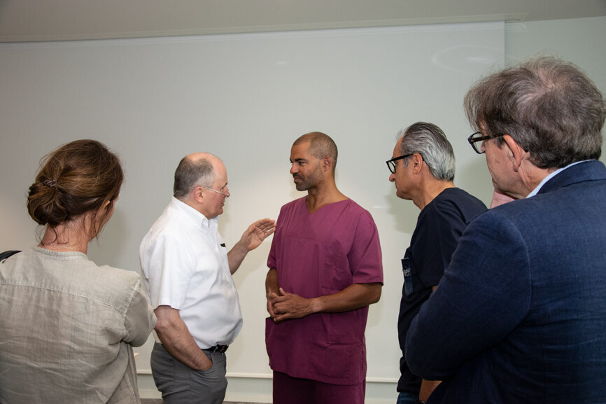 Der Implantologe praktiziert seit rund 25 Jahren und hat zuletzt eine eigene Praxis in Stockholm betrieben sowie eine eigene Dentalpflegeserie entwickelt.