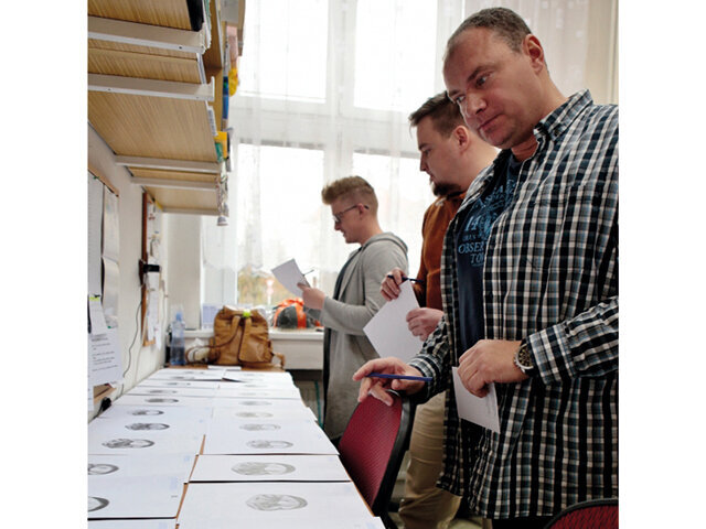 V první části čekal porotce, pana Antonína Skokana, zubního technika z Prahy, pana Daniela Černého, zubního technika z Prahy, paní Ivu Machkovou, zástupkyni společnosti Medent Ústí nad Labem, pana Michala Nového, zubního technika a obchodního poradce firmy Interdent Praha a pana Miroslava Poláka, zubního technika z Chironax s.r.o. Ústí nad Labem, nelehký úkol – vybrat nejvydařenější kresbu horního premoláru.